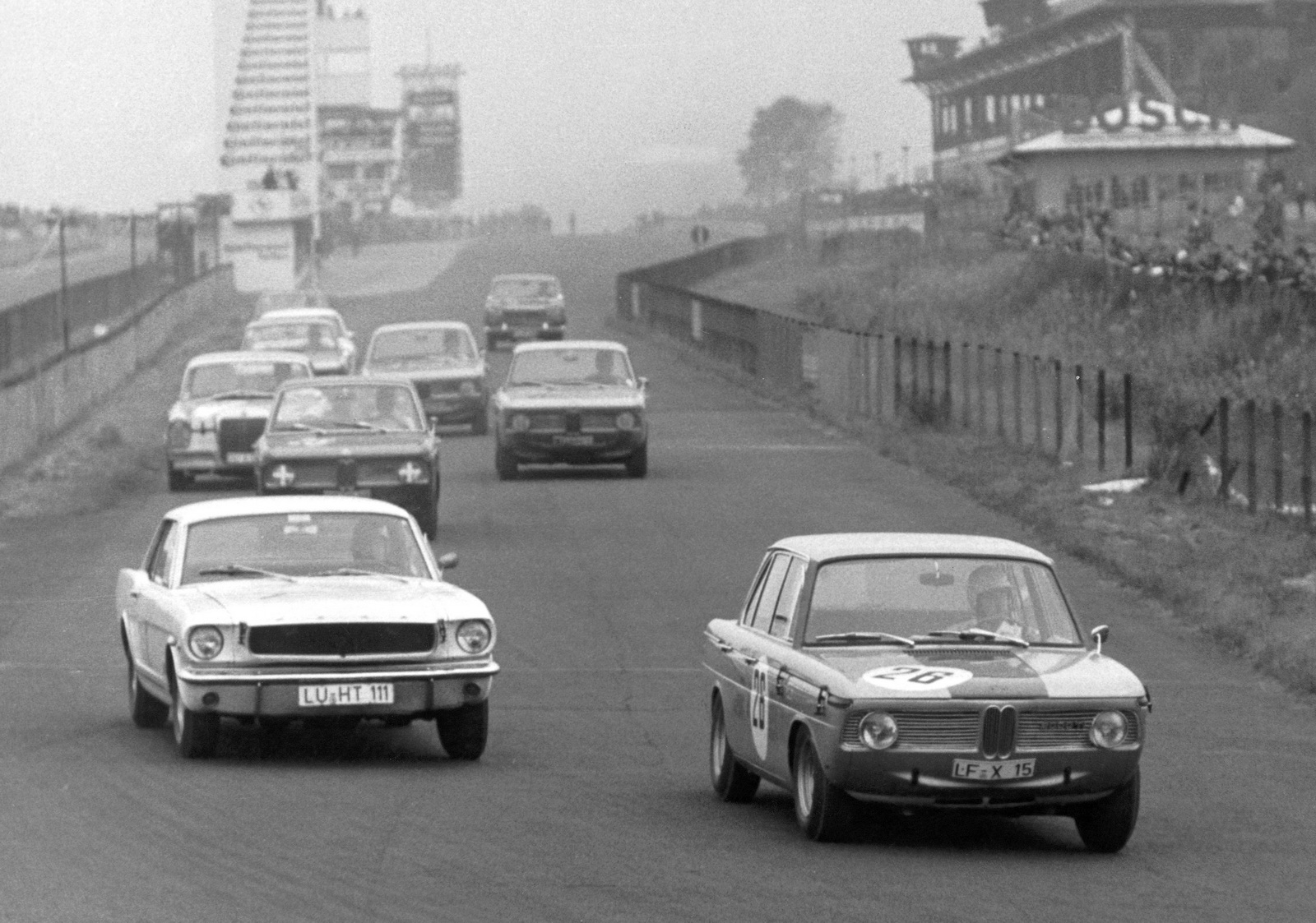 Neue-Klasse คือสปอร์ตซาลูนที่สร้างคำนิยามให้ DNAของ BMW จนทุกวันนี้ ในภาพเป็นรุ่น 2000ti แข่งใน Nurburgring ปี'66