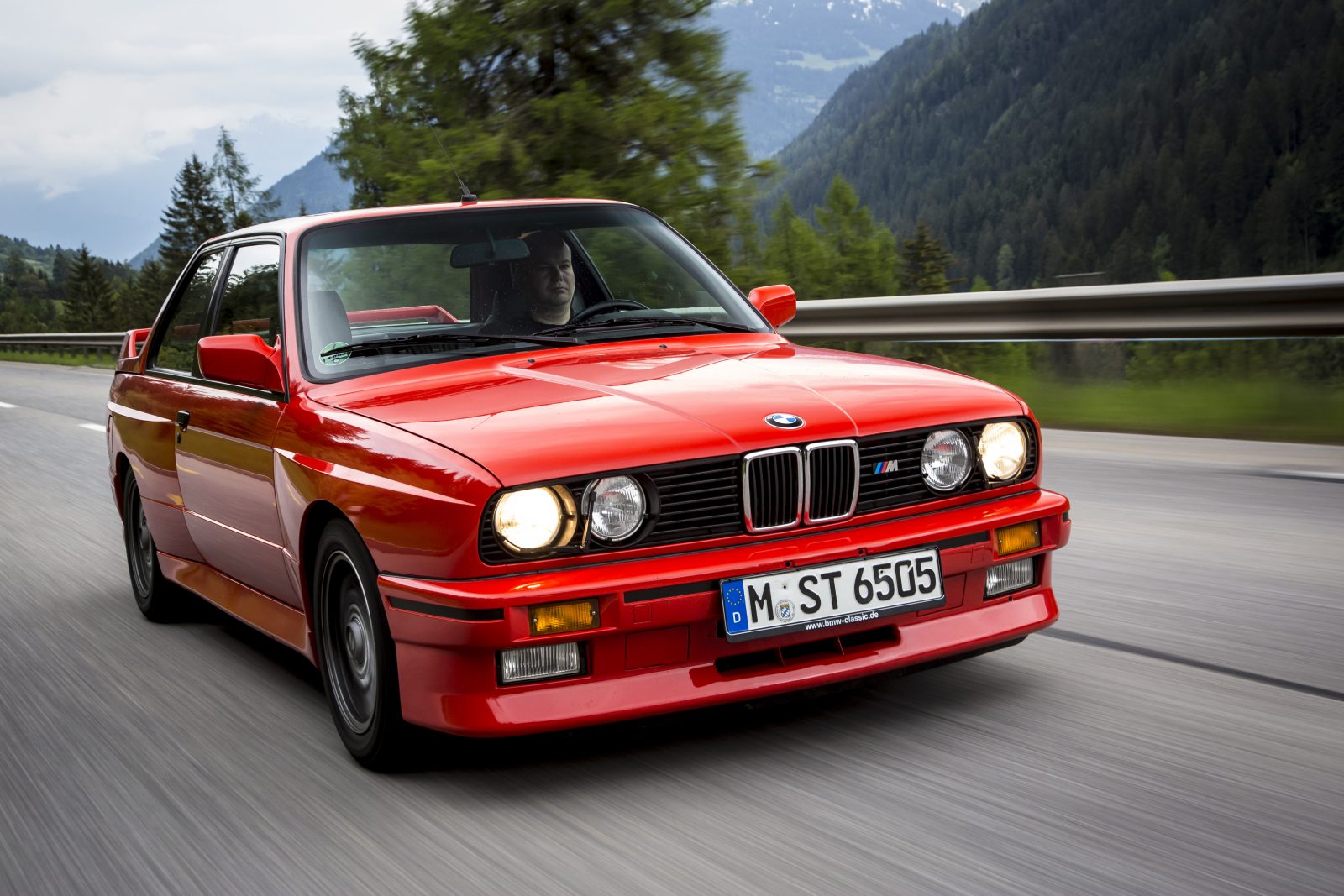 red-e30-coupe-in-motion