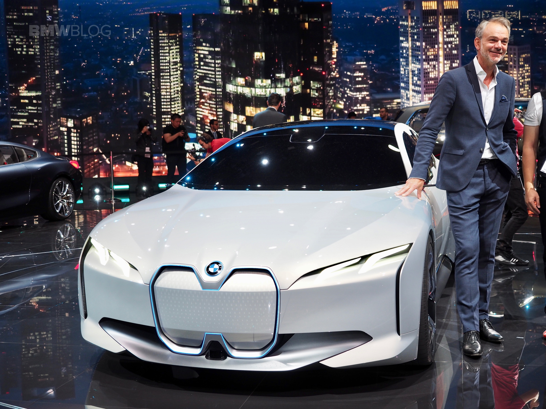 Продажа машины 2023 год. BMW i1000000. BMW i4 2023. BMW Concert i4. BMW i4 Vision Dynamics салон.